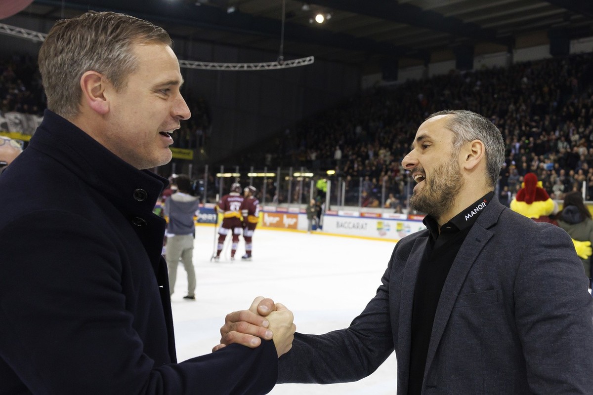 Zug's Head coach Dan Tangnes, left, shakes hand with Geneve-Servette's Head coach Jan Cadieux, right, after the Fifth leg of the National League Swiss Championship semifinal playoff game bet ...