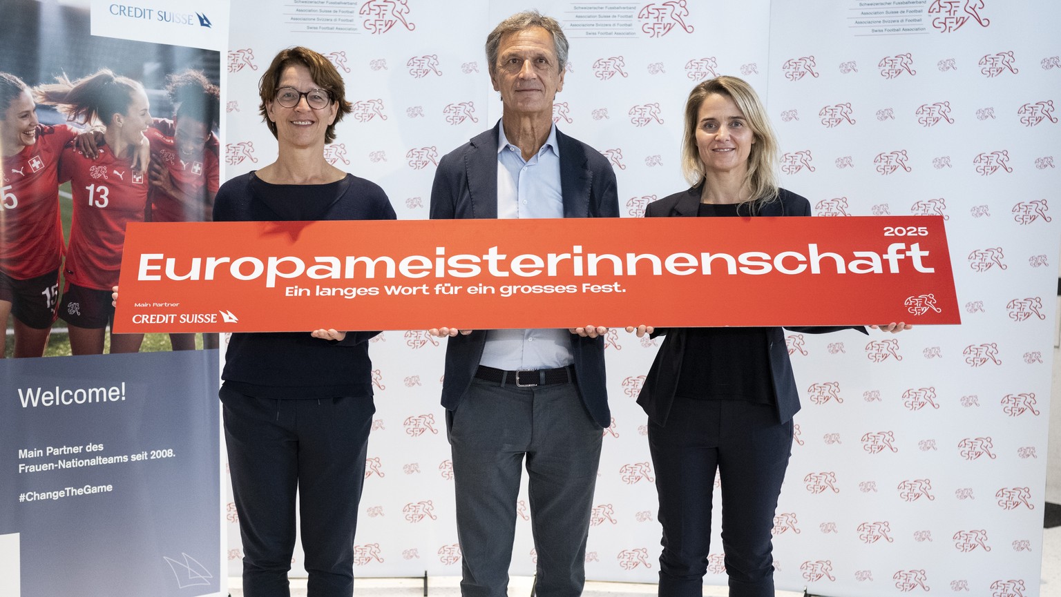 Tatjana Haenni, Direktorin Frauenfussball SFV, Dominique Blanc, Praesident SFV, und Marion Daube, Projektleiterin Kandidatur WEURO25, von links, posieren nach einer Medienkonferenz zum Kickoff &quot;K ...