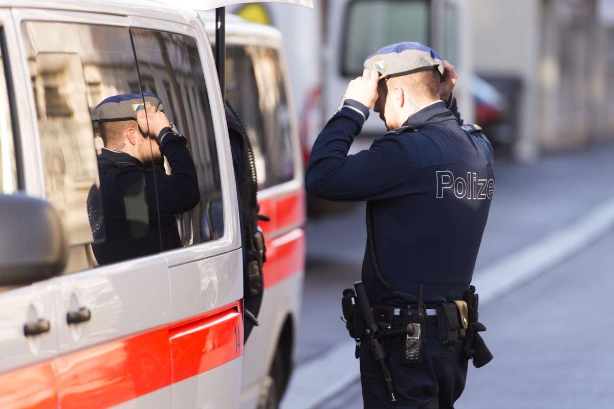 Polizeipraesenz vor einer juedischen Schule, am Donnerstag, 17. Dezember 2015, in Zuerich. Die Strasse vor einer juedischen Tagesschule im Zentrum von Zuerich wurde abgesperrt. Laut Marco Cortesi, Spr ...