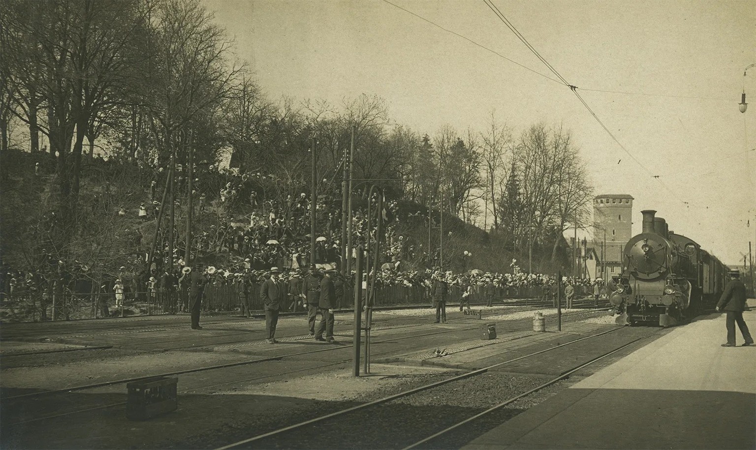 Eine Menschenmenge erwartet die Ankunft eines Zuges mit französischen Evakuierten, 1915.