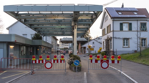 Ein geschlossener Grenzuebergang zu Weil am Rhein, Deutschland, in Riehen am Montag, 16. Maerz 2020. Als verstaerkte Massnahmen gegen das Coronavirus will Deutschland die Grenzen verstaerkt kontrollie ...