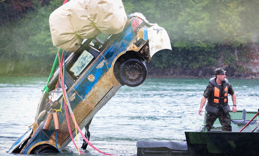 &nbsp;50 Mann des Pontonierbataillons 26 bargen den arg havarierten VW Passat aus dem Rhein.