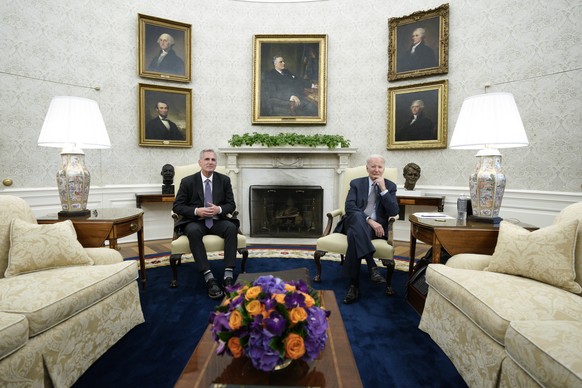 epa10646771 US President Joe Biden (R) meets with House Speaker Kevin McCarthy in the Oval Office of the White House, in Washington, DC, USA, 22 May 2023. EPA/Yuri Gripas / POOL