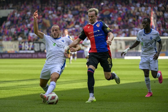 Lausannes Raoul Giger gegen Basels Liam Millar, von links, im Fussball Meisterschaftsspiel der Regular Season der Super League zwischen dem FC Basel 1893 und dem FC Lausanne-Sport im Stadion St. Jakob ...
