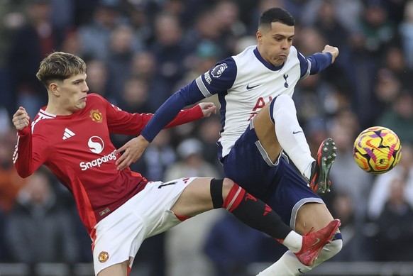 Manchester United&#039;s Alejandro Garnacho, left, challenges Tottenham&#039;s Pedro Porro during the English Premier League soccer match between Tottenham Hotspur and Manchester United in London, Sun ...