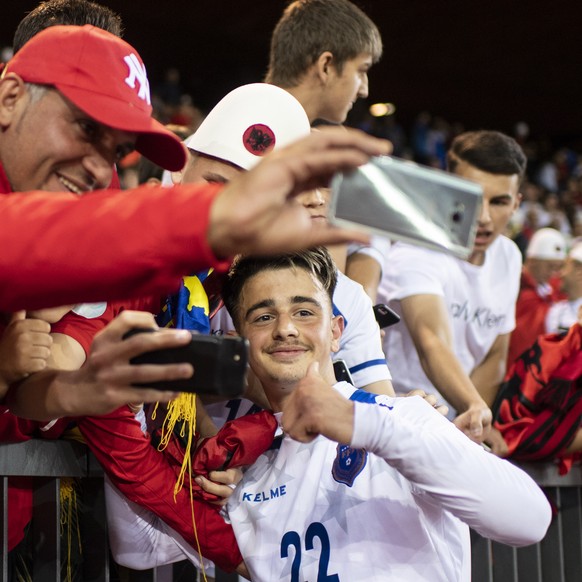 epa06771899 Kosovo&#039;s Edon Zhegrova takes selfies with the fans after the friendly soccer match between Kosovo and Albania in Zurich, Switzerland, 29 May 2018. EPA/ENNIO LEANZA