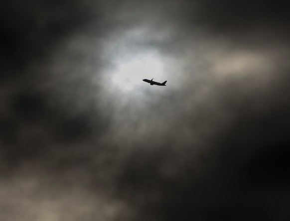 Ein Flugzeug steigt nach dem Start vom Flughafen Zuerich in den bewoelkten Himmel, fotografiert am Dienstag, 3. Maerz 2026 in Kloten. (KEYSTONE/Gaetan Bally)