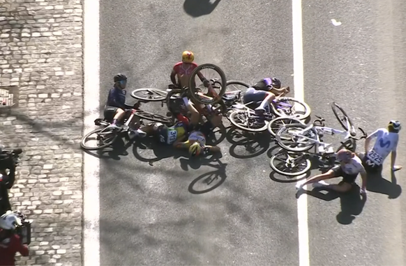 Sturz von Marlen Reusser: 7 Fahrerinnen gehen zu Boden.