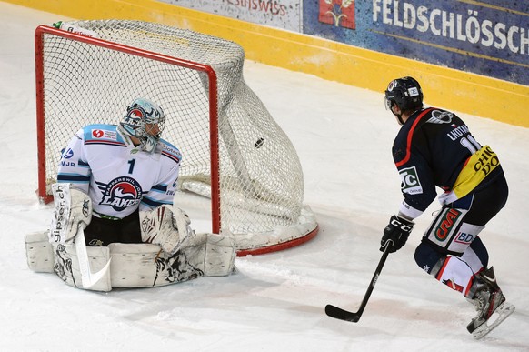 Lakers-Goalie Tim Wolf fängt sich wieder einmal eine Packung ein.