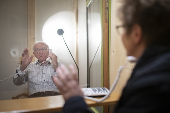 Der 88-jaehrige Eugen Studach erhaelt Besuch von Tochter Barbara Castelberg, in der Besucherbox des Altersheims Risi, aufgenommen am Mittwoch, 15. April 2020, in Wattwil. Dank der Besucherbox koennen  ...