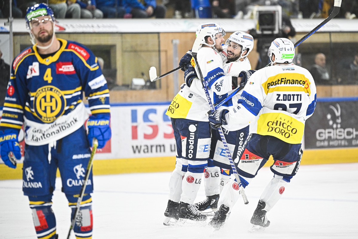 Ambri-Piottas Filip Chlapik, Mitte, freut sich ueber sein 2-2, links im Bild Davos' Aaron Irving, beim Eishockey Spiel der National League zwischen dem HC Davos und dem HC Ambri-Piotta, am Dienst ...