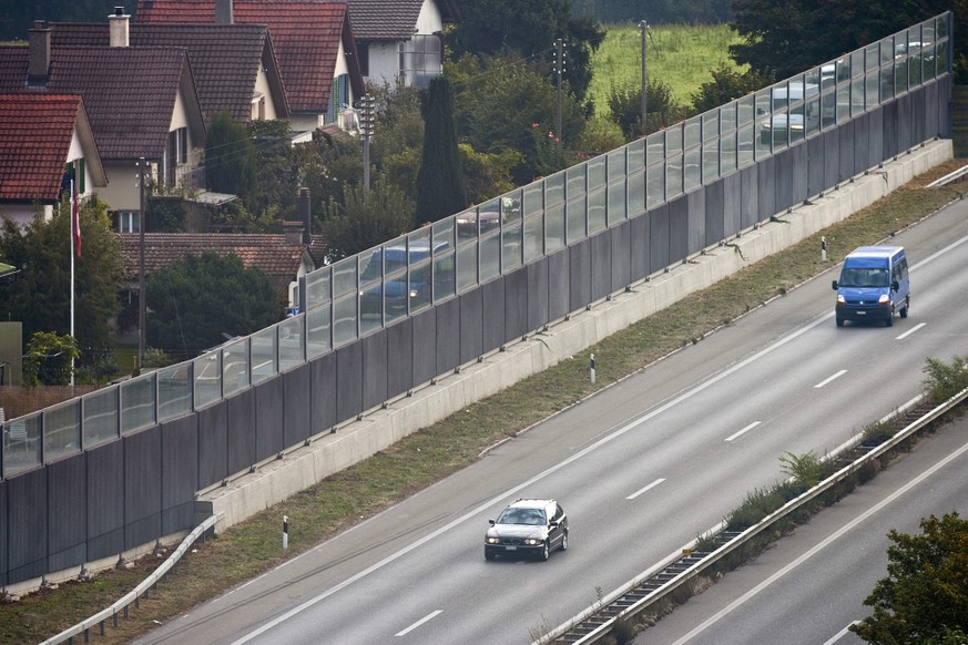 Cars are underway on the A1 highway in Lenzburg in the canton of Aargau, Switzerland, pictured on October 5, 2009. (KEYSTONE/Gaetan Bally)

Autos sind unterwegs auf der Autobahn A1 in Lenzburg im Kant ...