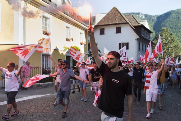 Les militants pro-jurassiens fete la victoire du &quot;Oui&quot; en marchant lors d&#039;un cortege en direction de l&#039;Hotel de ville ce dimanche 18 juin 2017 a Moutier. Le 18 juin, les citoyens d ...