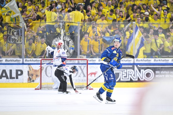 Simon Knak (HCD) bejubelt sein 3-2 gegen Torhueter Simon Hrubec (ZSC) beim ersten Eishockey Playoff Halbfinalspiel der National League zwischen HC Davos (HCD) und ZSC Lions (ZSC), am Samstag, 4. April ...