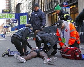 Mo Farah wird nach dem Zieleinlauf behandelt.