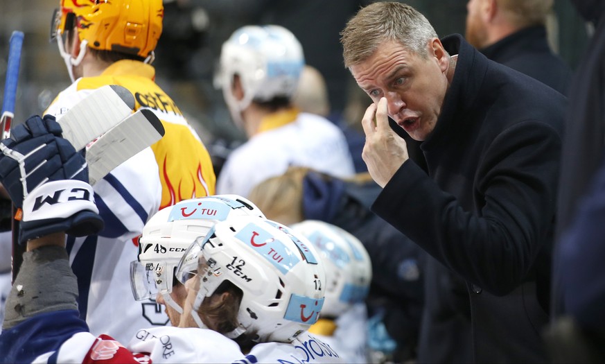 Zugs Cheftrainer Dan Tangnes gibt seinen Spielern Anweisungen, im vierten Eishockey Playoff Viertelfinalspiel der National League zwischen dem SC Bern und dem EV Zug, am Montag, 19. April 2021 in der  ...