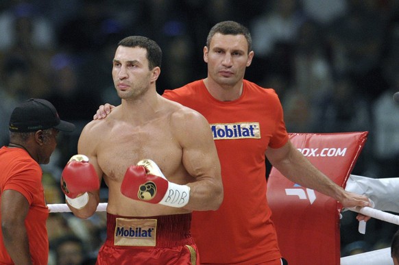 Bruder Witali bereitet Wladimir Klitschko auf seinen Kampf gegen Tony Thompson im Juli 2012 in Bern vor.