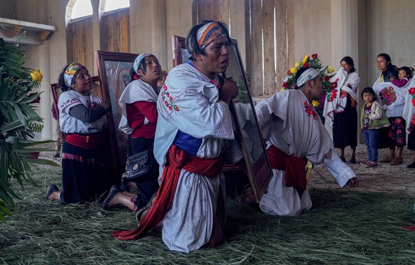 epa08880776 Mexican indigenous of the Zeltales community pray before a makeshift shrine for Our Lady of Guadalupe in Uixtan, Mexico, 12 December 2020. EPA/Carlos Lopez