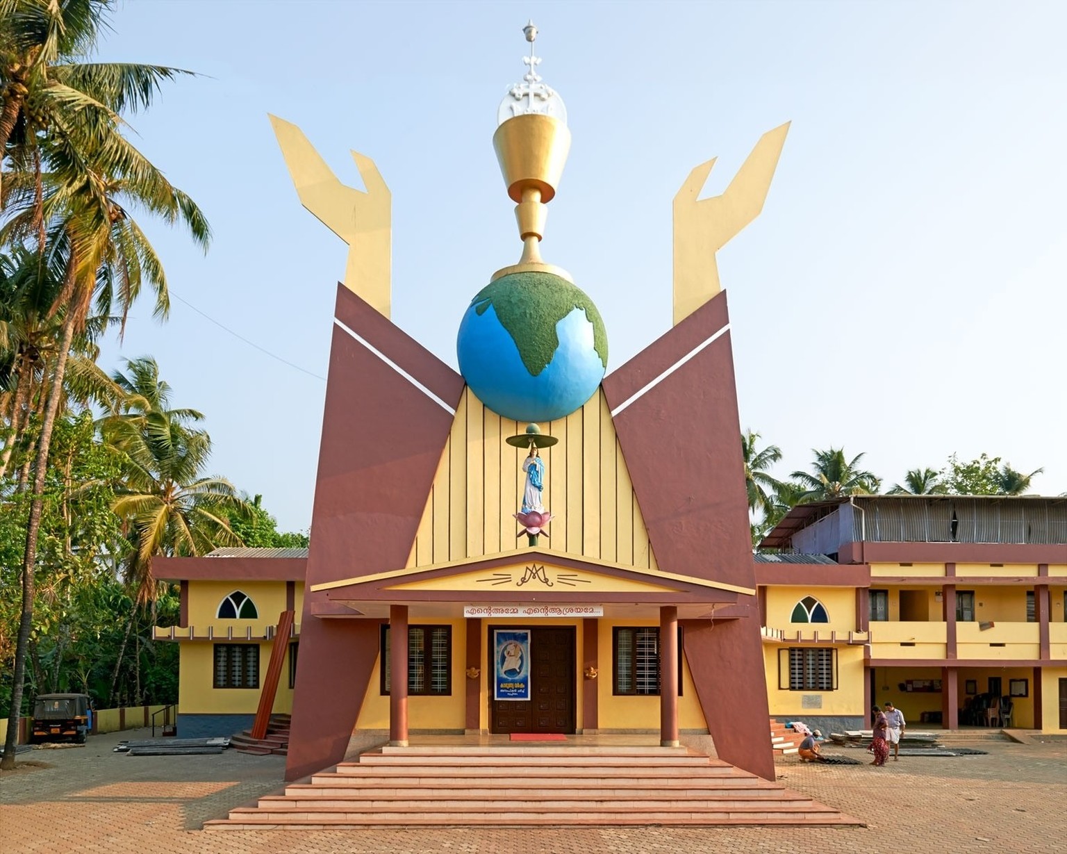 Hybrid Modernism. Churches in Kerala
2014- 2016



Nach der Unabhängigkeit im Jahr 1947 wollte sich die indische Kirche vom historisierenden Baustil der Kolonialherren differenzieren und nahm moderne  ...