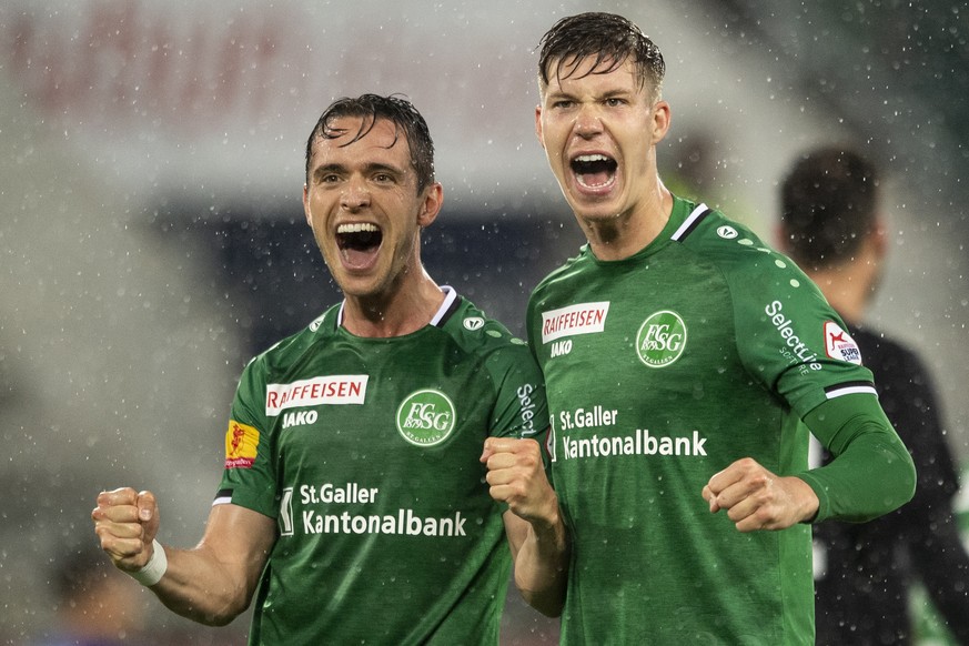 St. Gallens Cedric Itten, rechts, jubelt nach seinem 2:0 Tor mit St. Gallens Jordi Quintilla im Fussball Super League Spiel zwischen dem FC St. Gallen und dem FC Luzern, am Donnerstag, 16. Juli 2020,  ...