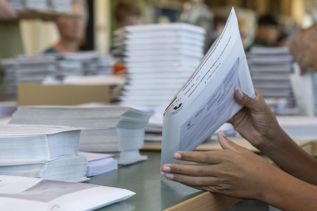 25 Tonnen Wahl- und Werbematerial fuer den Verwaltungskreis Oberaargau werden von der Stiftung WBM Madiswil verpackt, am Dienstag, 5. September 2023 in Madiswil. Am Sonntag 22. Oktober 2023 finden die ...