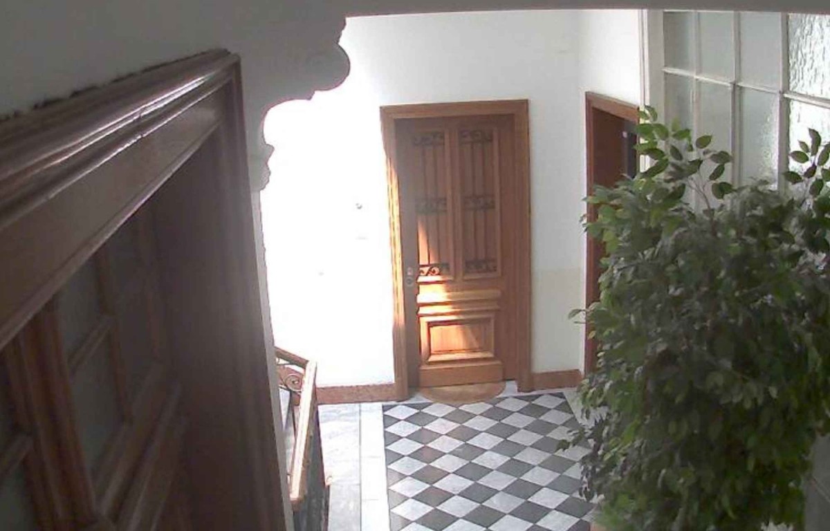 Cette caméra mal sécurisée à Genève est braquée sur le pallier d'un logement.