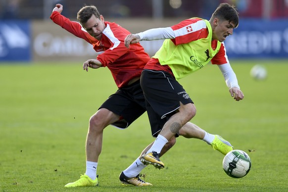 Stephan Lichtsteiner, links, und Steven Zuber, beim oeffentlichen Training der Schweizer Fussball Nationalmannschaft, am Donnerstag, 5. Oktober 2017, auf dem Sportplatz Chrummen in Freienbach. (KEYSTO ...