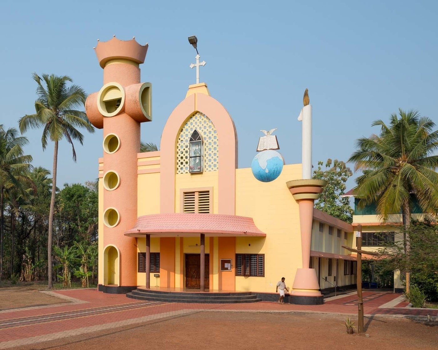 Hybrid Modernism. Churches in Kerala
2014- 2016



Nach der Unabhängigkeit im Jahr 1947 wollte sich die indische Kirche vom historisierenden Baustil der Kolonialherren differenzieren und nahm moderne  ...