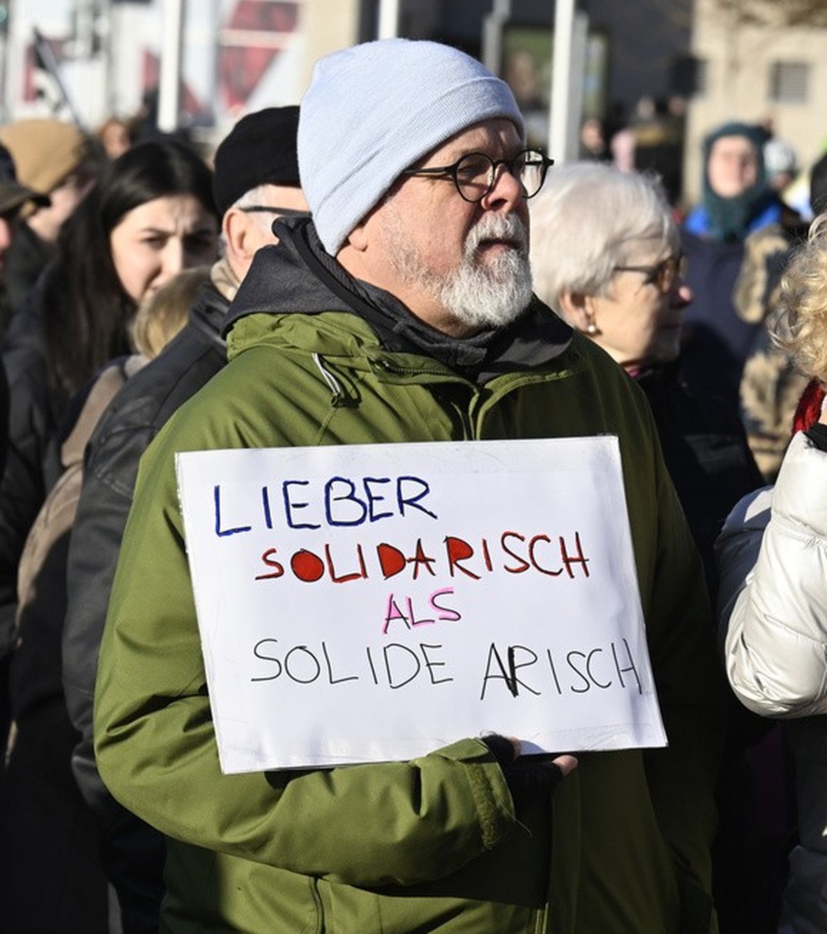 20.01.2024, Nordrhein-Westfalen, Dortmund: Demonstrationsteilnehmer halten Schilder "Lieber solidarisch als solide arisch" und "AfD w