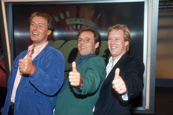v.li.: J�rg Wontorra, Reinhold Beckmann, Johannes B. Kerner 07/93 cam quer halb leger Sakko stehend Kulisse Studio Daumen l�chelnd Mann Fernsehen Journalismus Moderation Sport SAT.1 ran
v left J�rg ...