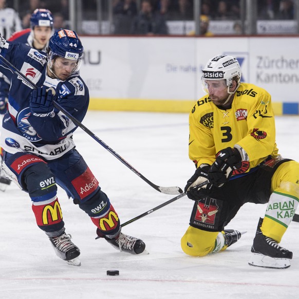 Zuercher Pius Suter, links, kaempft um den Puck gegen Berns Justin Krueger, rechts, im vierte Eishockey Playoff-Halbfinalspiel der National League zwischen den ZSC Lions und dem SC Bern am Montag, 2.  ...