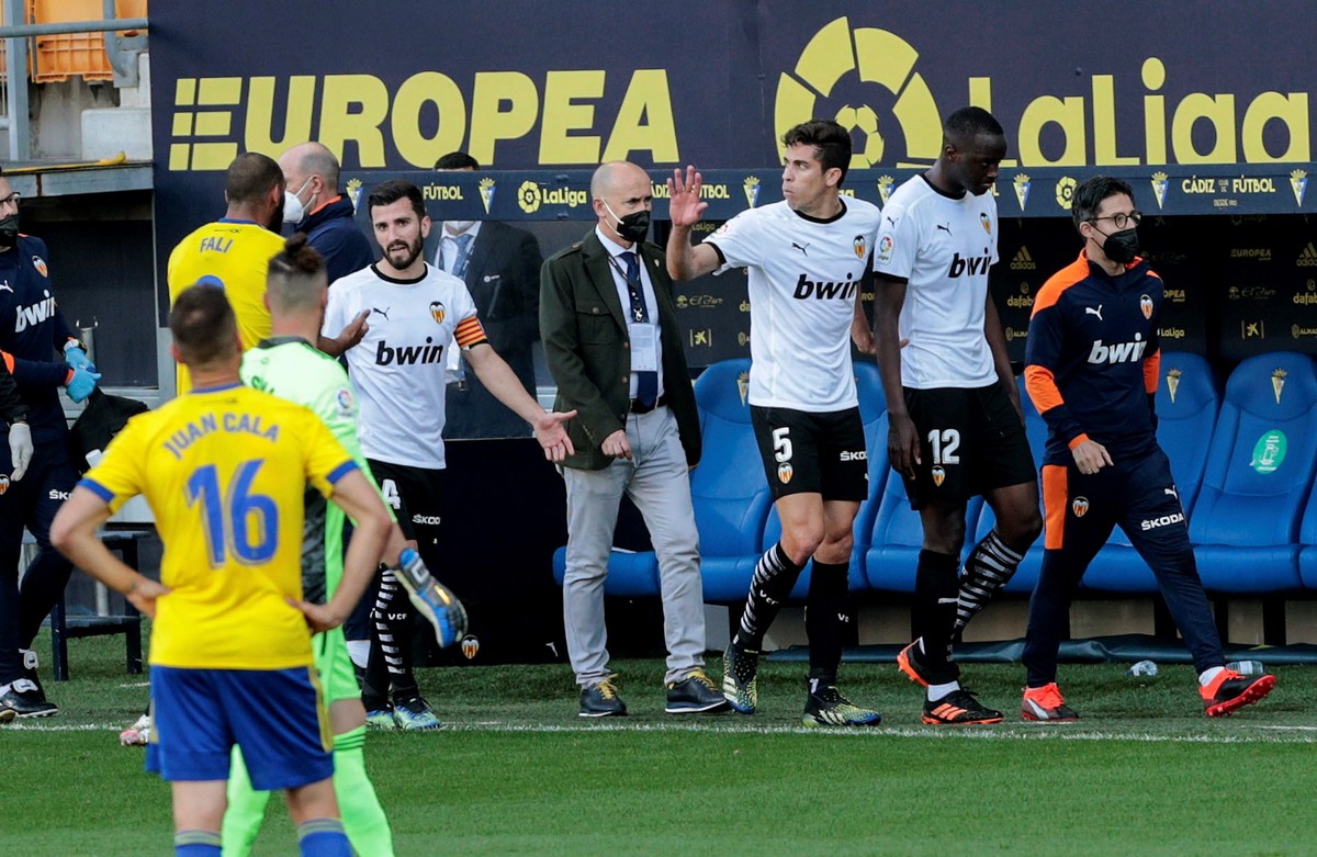 epaselect epa09115892 Valencia's French defender Mouctar Diakhaby (R) leaves the pitch with his teammates after allegedly receiving a racist comment by Cadiz's defender Juan Cala (L) during  ...