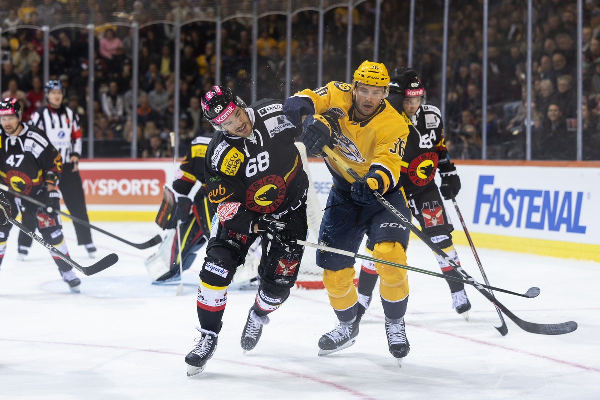 Nashville's Cole Smith, right, and Bern's Eric Gelinas in action during the NHL Global Series Challenge ice hockey match between SC Bern and Nashville Predators in Bern, Switzerland, Monday, ...