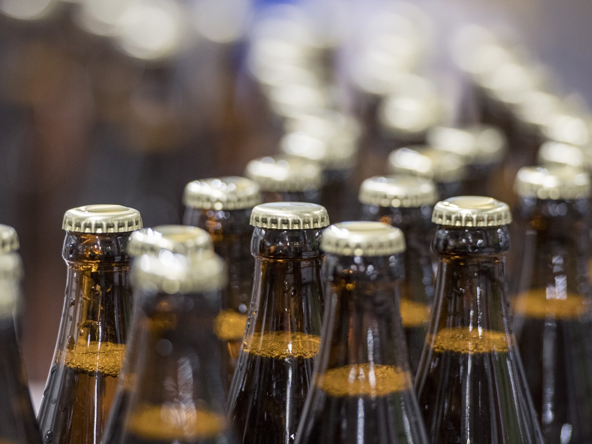 Die Produktion in der Abfuellerei des neuen "Migi Braeu Lager" der neuen Brauerei Lussi der Lussi Getraenke AG in Stans am Dienstag, 20. Maerz 2018 laeuft auf Hochtouren. Das neue Bier ist a ...