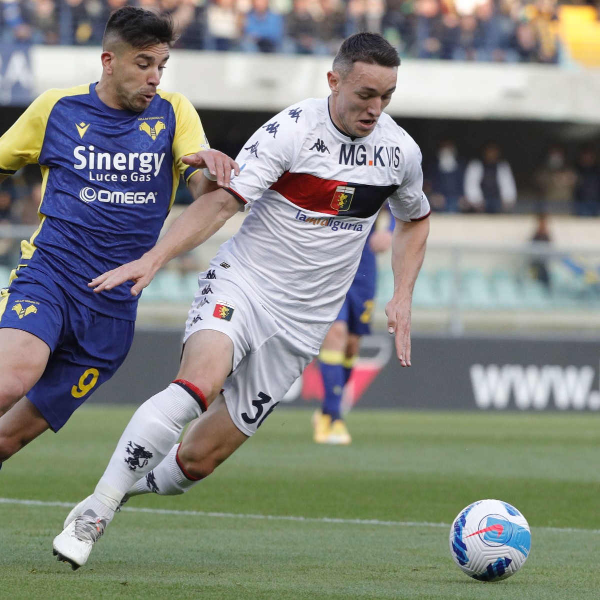 epa09870516 Hellas Verona's Giovanni Simeone (L) Genoa's Silvan Hefti (R) in action during the Italian Serie A soccer match Hellas Verona vs Genoa FC at Marcantonio Bentegodi stadium in Vero ...