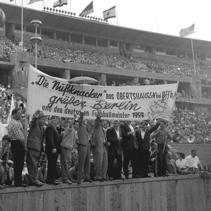 Fussball-Endspiel um die Deutscher Meisterschaft : Kickers Offenbach - Eintracht Frankfurt 28.06.1959, Fans von Kickers Offenbach *** Football Endgame for the German Championship Kickers Offenbach Ein ...