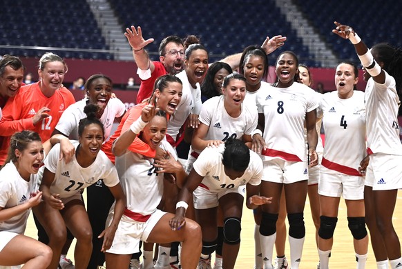 epa09405600 Players of France celebrate gold medal after winning the Women&#039;s Handball Gold Medal match between Russia and France at the Tokyo 2020 Olympic Games at the Yoyogi National Gymnasium a ...