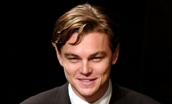 LUC01 - 20021007 - BEVERLY HILLS, CALIFORNIA, UNITED STATES : Hollywood actor Leonardo DiCaprio accepts the Outstanding Directing Award on behalf of director Martin Scorsese at the Hollywood Film Fest ...