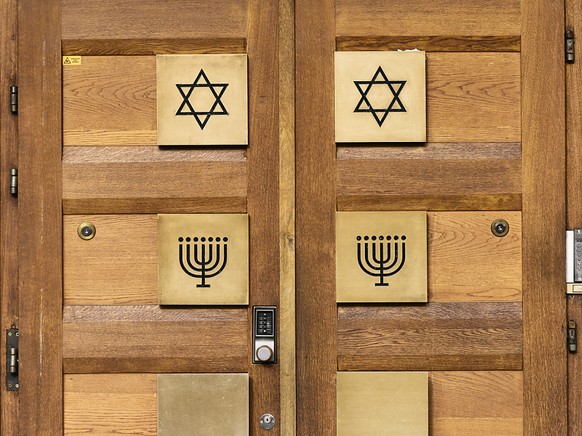 Der Eingang einer Synagoge in Zürich. Der Bund beteiligt sich künftig an den Sicherheitskosten für Minderheiten, die besonders gefährdet sind, Ziel von Anschlägen zu werden. (Themenbild)