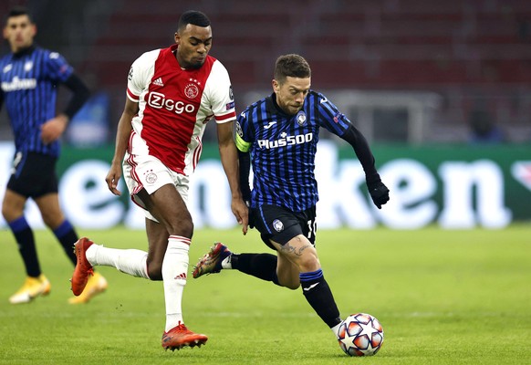 epa08873019 Ryan Gravenberch (L) of Ajax in action against Alejandro Gomez (R) of Atalanta during the UEFA Champions League group D soccer match between Ajax Amsterdam and Atalanta Bergamo at the Joha ...