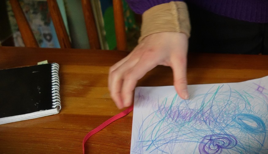 Lena* war drei Jahre alt, als ihr Vater sie grün und blau schlug. Trotzdem entschieden die Behörden nach der Scheidung ihrer Eltern: Der Vater hat das Recht, sie regelmässig zu sehen. Die Geschichte v ...