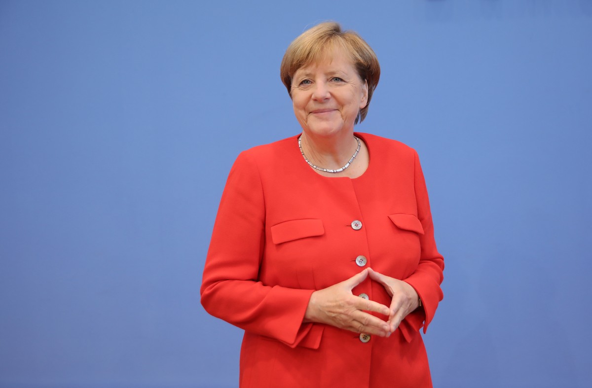 ARCHIV - 28.08.2017, Berlin: Ehemalige Bundeskanzlerin Angela Merkel (CDU) kommt in die Bundespressekonferenz in Berlin zur Sommer-Pressekonferenz und hat die Fingerspitzen aneinandergelegt. (zu dpa: