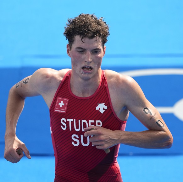 ARCHIVBILD ZUR STORY ZU MAX STUDER, AM FREITAG, 12. AUGUST 2022 - epa09380861 Max Studer of Switzerland crosses the finish line in the Triathlon Mixed Relay of the Tokyo 2020 Olympic Games at the Odai ...