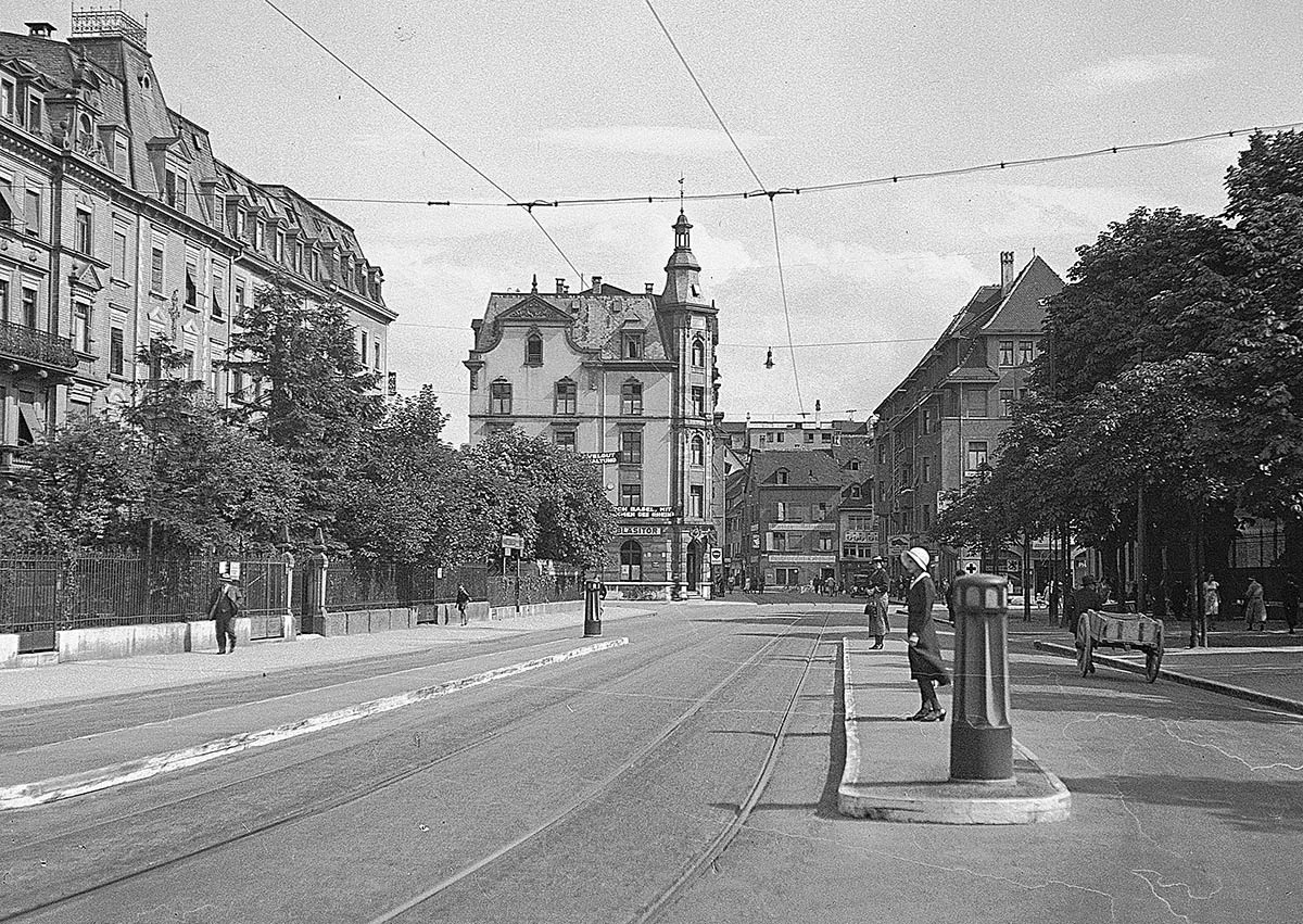 Le restaurant Bläsitor, photographié ici en 1928, était le principal lieu de rencontre du réseau d’aide à la fuite à Bâle.
https://dls.staatsarchiv.bs.ch/records/484030