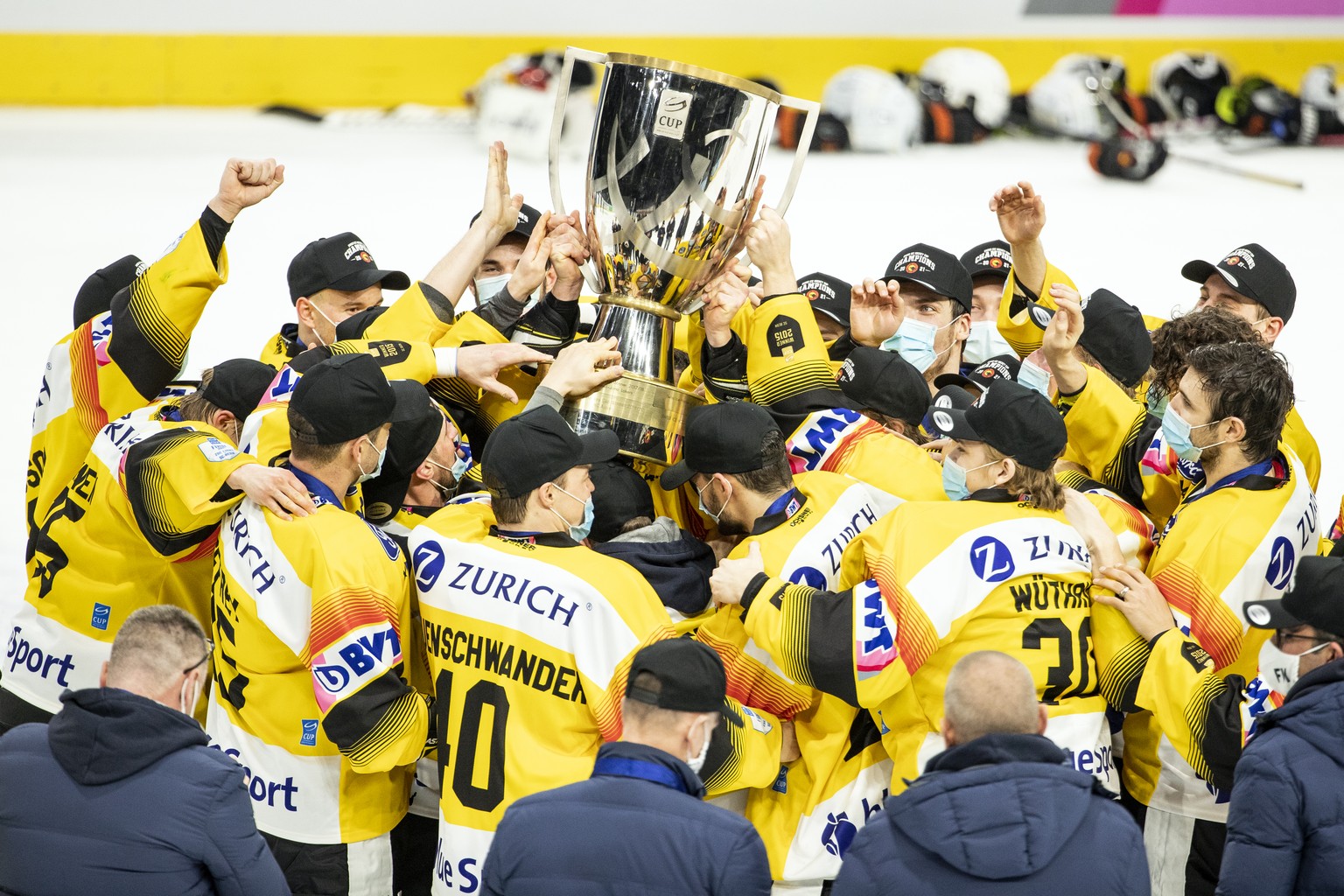 Die Spieler des SC Bern jubeln mit dem Pokal ueber den Sieg nach dem Final des Swiss Ice Hockey Cups 2020/21 zwischen den ZSC Lions und dem SC Bern am Sonntag, 28. Februar 2021, im Hallenstadion in Zu ...