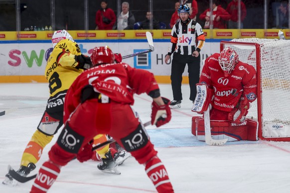 Marc Marchon (SCB), links, nimmt Torhueter Melvin Nyffeler (SCRJ) unter Beschuss waehrend der Meisterschaftspartie der National League zwischen den SC Rapperswil Jona Lakers und dem SC Bern, am Samsta ...