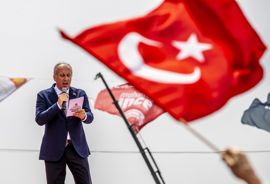 epa06833095 Muharrem Ince, Presidential candidate of Turkey&#039;s main opposition Republican People&#039;s Party (CHP), speaks during an election campaign rally in Istanbul, Turkey, 23 June 2018. Tur ...