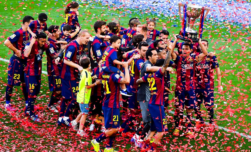 Barça feiert nach der Partie mit Kind und Kegel den Titel.