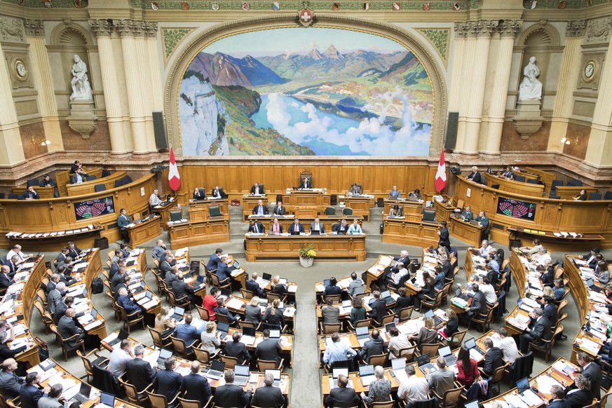 ARCHIV - ZUM SPARBESCHLUSS DES NATIONALRATS BEI DEN BUNDESFINANZEN 2017 STELLEN WIR IHNEN DIESES ARCHIVBILD ZUR VERFUEGUNG - Ein Uberblick aus dem Nationalrat an der Herbstsession der Eidgenoessischen ...