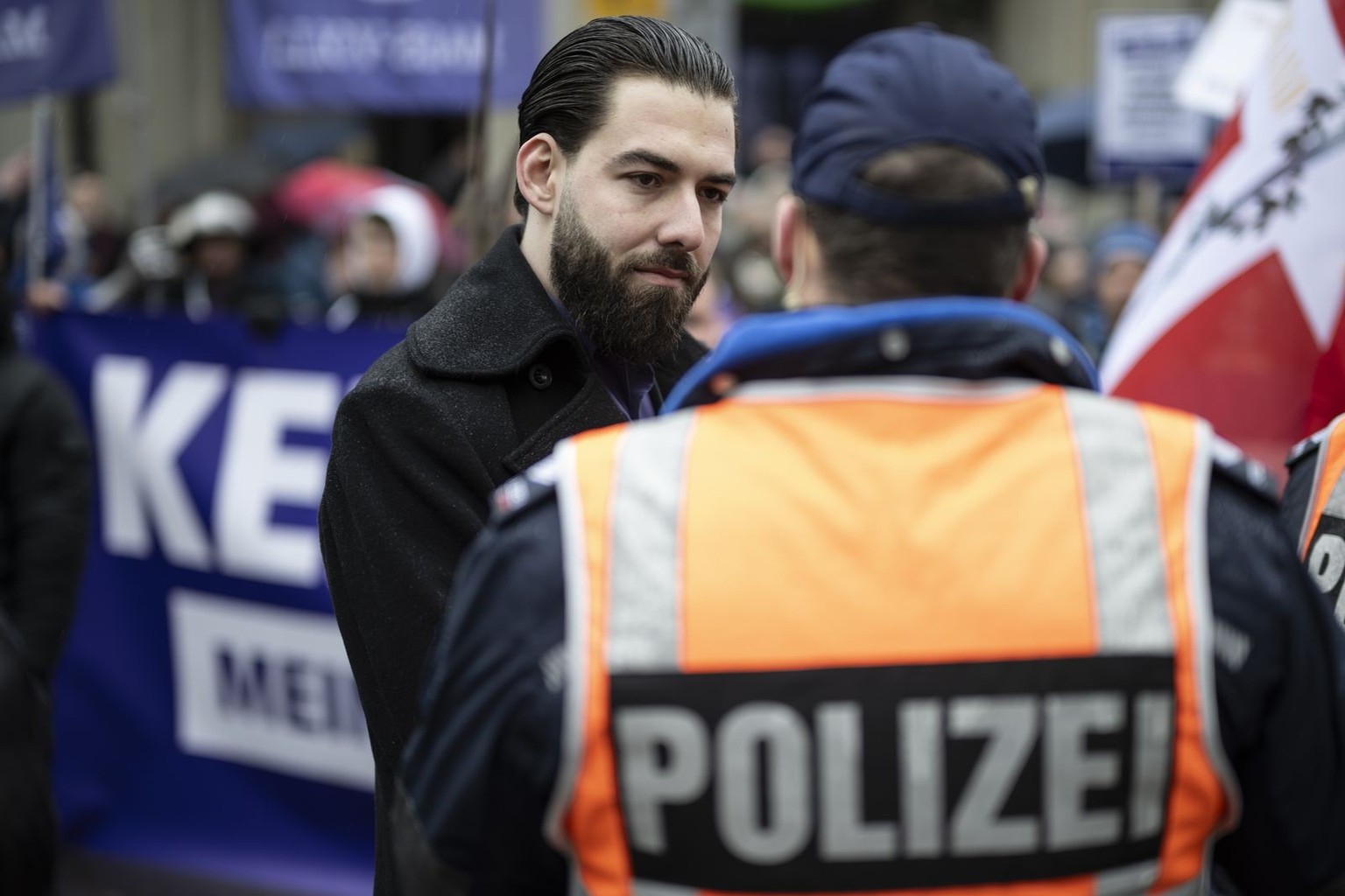 Nicolas Rimoldi, Praesident von Mass-Voll, im Dialog mit der Polizei, bei einer Demonstration von Mass-Voll gegen den Impfpflichtparagrafen im neuen St. Galler Gesundheitsgesetz, am Samstag, 14. Febru ...